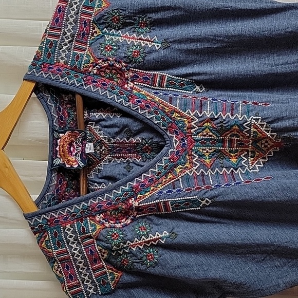 Johnny Was Embroidered Blue V-Neck Tee Size M - Picture 4 of 7